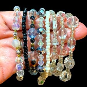 ✔️✔️Set of 8 Stretch Bracelets in Clear/Black Crystal
